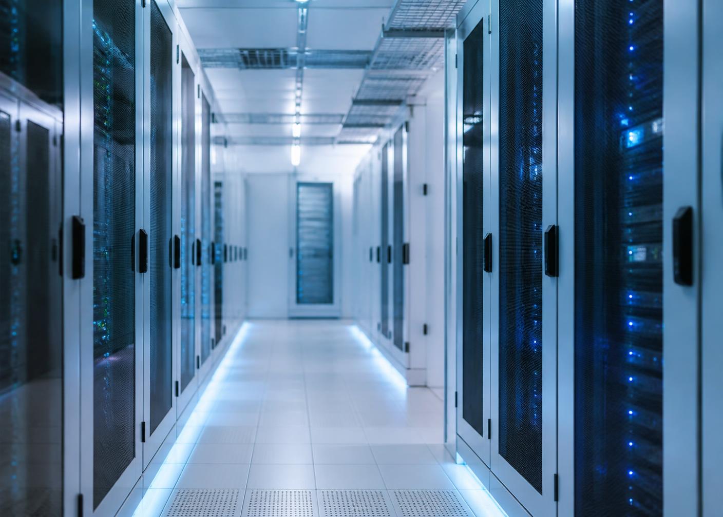Corredor de servidores em datacenter moderno com iluminação azul